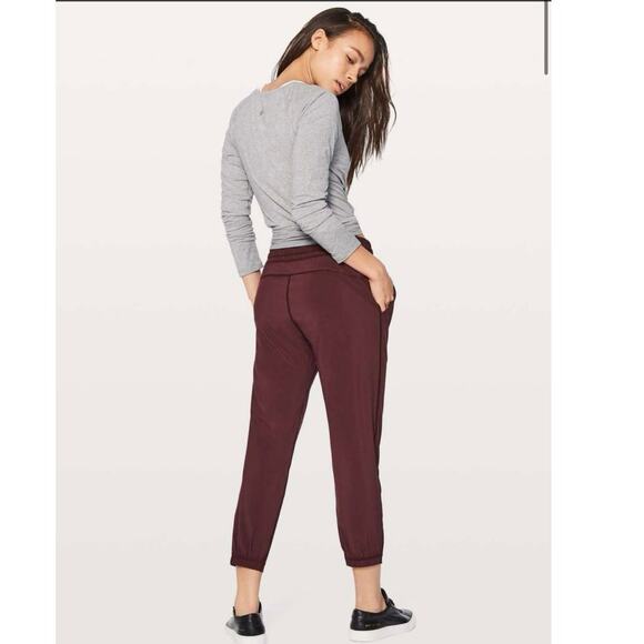 Lululemon Size 2 Namaskar Crop Garnet Pants Athleisure Workout - Picture 8 of 8